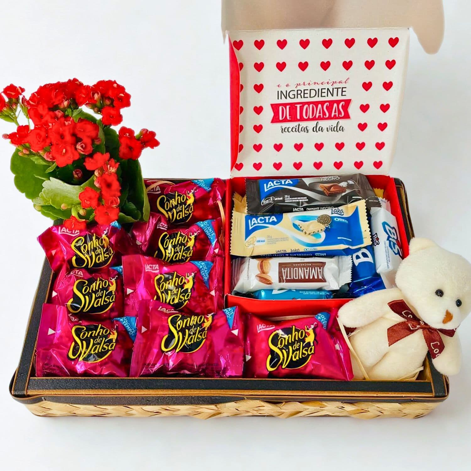 Bandeja com Muitos Chocolates e Urso de Pelúcia