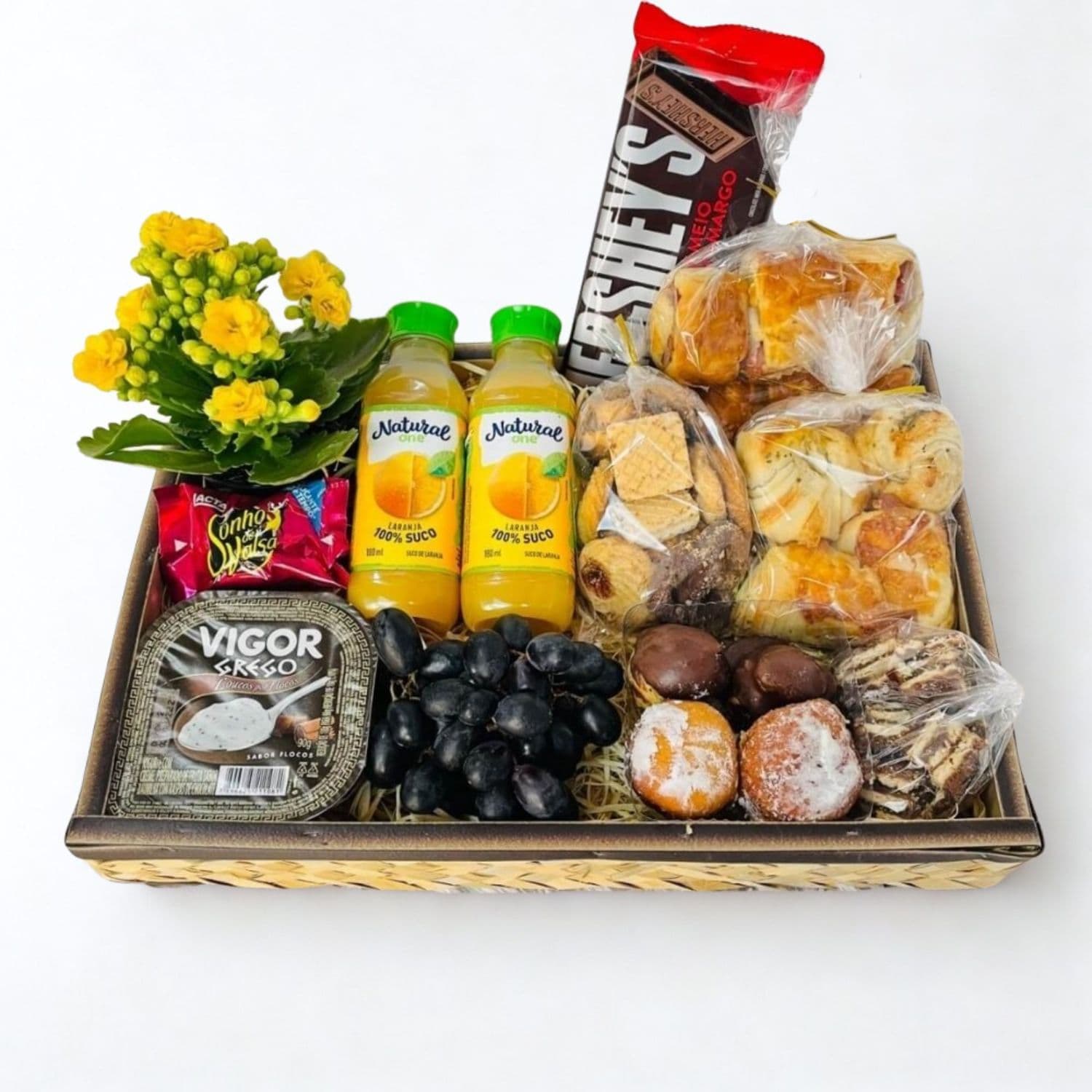 Bandeja de Café da Manhã com Biscoitinhos, Iogurte e Fruta