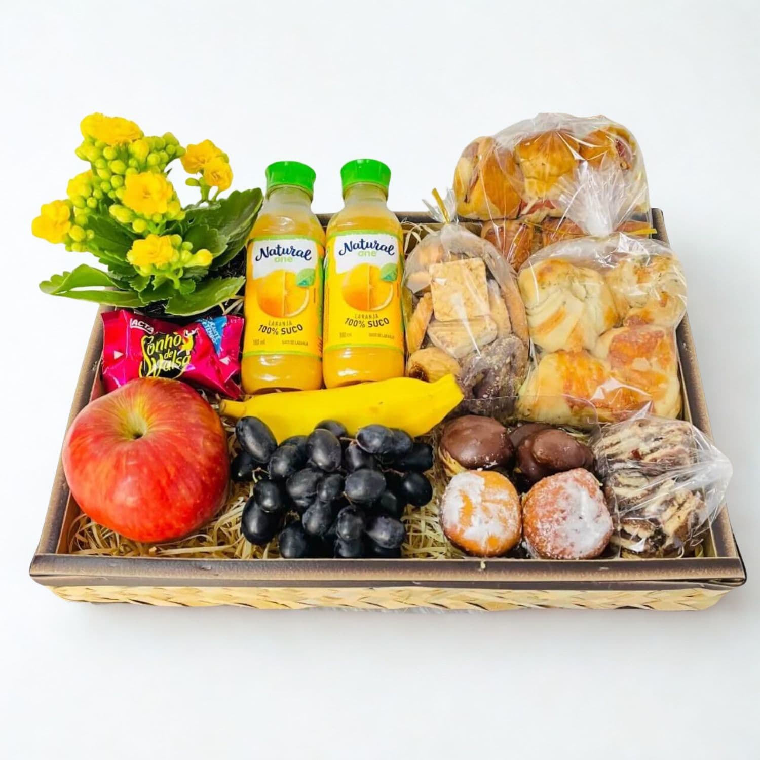 Bandeja de Café da Manhã com Frutas, Salgados e Biscoitos